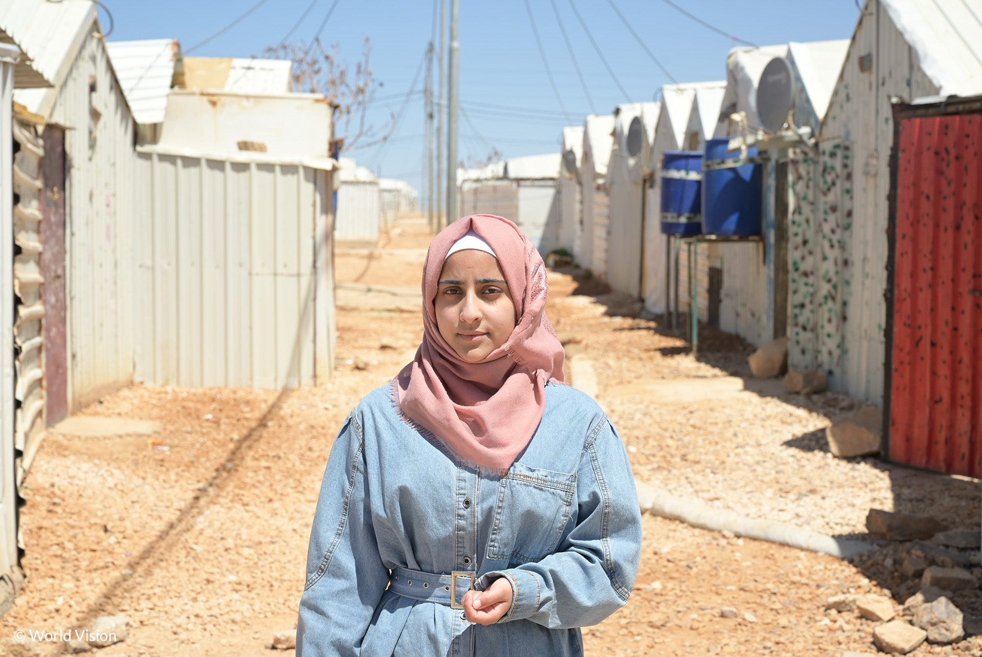 Siria sigue siendo hoy una de las mayores crisis humanitarias y de desplazamiento del mundo con más de 14 millones de personas desplazadas por la fuerza desde que comenzó el conflicto en 2011. Las personas refugiadas sirias han buscado asilo en más de 137 países, y el 73 % de ellos han sido acogidos por países vecinos como Turquía, Líbano y Jordania. La situación dentro del país tampoco es hoy mejor: tras 14 años de conflicto, 7 millones de personas se encuentran desplazadas internamente dentro del país y más de 16,7 millones de personas en Siria necesitan asistencia humanitaria y protección debido a la inseguridad alimentaria y a la falta de acceso a alimentos. Muchos niños y niñas sirios solo han conocido la guerra Los niños y niñas de Siria han soportado la violencia y los ataques indiscriminados, desplazamientos generalizados y emergencias de salud pública y, en 2023, un devastador terremoto. La escalada del conflicto en el noroeste del país a finales de noviembre de 2024 desplazó a un millón de personas, la mayoría niñas, niños y mujeres, poniendo en riesgo sus vidas y seguridad. La guerra ha tenido un impacto devastador en la infancia siria. Según UNICEF, aproximadamente 7,5 millones de niños y niñas en Siria necesitan ayuda urgente, y millones se han visto obligados a huir de sus hogares como refugiados. Muchos de estos niños y niñas no han conocido otra cosa que la guerra y la violencia. Cómo ha afectado el conflicto a la infancia de Siria ● Millones de niños y niñas han tenido que desplazarse de sus hogares y viven en campamentos improvisados, refugios superpoblados o en las calles, a menudo sin acceso a alimentos, agua y atención médica. Muchos han experimentado traumas, ansiedad y depresión y tienen escaso acceso a servicios de salud mental. ● La desnutrición, las malas condiciones sanitarias e higiénicas, y el acceso limitado a la atención médica hacen que la infancia sea más vulnerable a enfermedades como el cólera. En viviendas precarias, el frío aumenta el riesgo de neumonía y otras infecciones respiratorias. La falta de acceso a alimentos saludables los debilita aún más. ● Se estima que 2,4 millones de niños y niñas en Siria no asisten a la escuela y muchos se han rezagado en su educación. ● En estas condiciones, la infancia es más vulnerable al abuso y la explotación sexual. Las familias desesperadas por obtener ingresos pueden ser más propensas a concertar matrimonios para sus hijas pequeñas a cambio de dotes. ● Muchos niños y niñas se han visto obligados a trabajar en condiciones peligrosas y de explotación para ayudar a sus familias. ● Grupos armados y fuerzas gubernamentales han reclutado a niños para luchar en el conflicto. ¿Cuál es la situación humanitaria actual en Siria? La caída del Gobierno de Asad en diciembre de 2024 provocó retornos espontáneos a Siria. En mayo, más de medio millón de refugiados habían regresado a Siria desde países vecinos. Por otra parte, 1.200.486 personas desplazadas internas han regresado a sus hogares. Muchas familias buscan refugio en campamentos y centros superpoblados, con recursos limitados y malas condiciones para vivir. En particular, el acceso limitado a alimentos, mercados y panaderías tiene dificultades para funcionar, agua potable y saneamiento pone en riesgo su salud. El acceso a la atención médica se encuentra muy afectado, ya que los centros de salud, incluidos los principales hospitales, han sufrido daños o han cerrado. Las consecuencias de esta crisis prolongada son profundas y algunas irreparables como la pérdida de vidas; cientos de miles de personas, incluidos civiles, han muerto y millones se encuentran desplazados dentro y fuera de Siria. Las infraestructuras están destruidas y el alto desempleo y la pobreza, dejan a más del 90 % de la población viviendo por debajo del umbral de pobreza. Es urgente que el mundo mire hacía Siria y de un paso hacía adelante para aumentar la financiación y poder ofrecer un futuro a la población, especialmente para esos niños y niñas que no han conocido otra vida que la de la guerra.